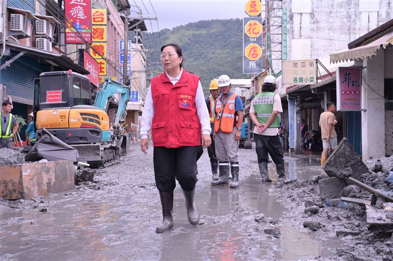 花蓮縣長徐榛蔚勘災「路線太謎」 鍾瑶超真實15字嗆爆!網讚:不愧女神