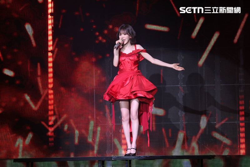Red Velvet WENDY紅禮服「迷你短裙美翻」！中文寵粉：還要再來