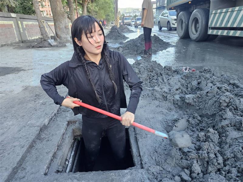 「籃籃」素顏衝花蓮!當鏟子超人清溝「下半身消失」國軍弟兄嗨翻合照