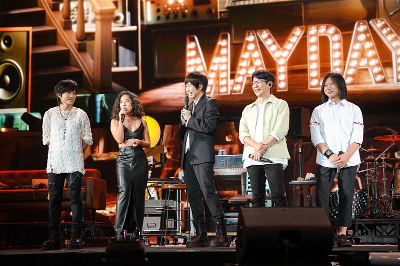 五月天好暖！萬人合唱〈倔強〉獻花蓮光復災民　阿信感性吐心聲