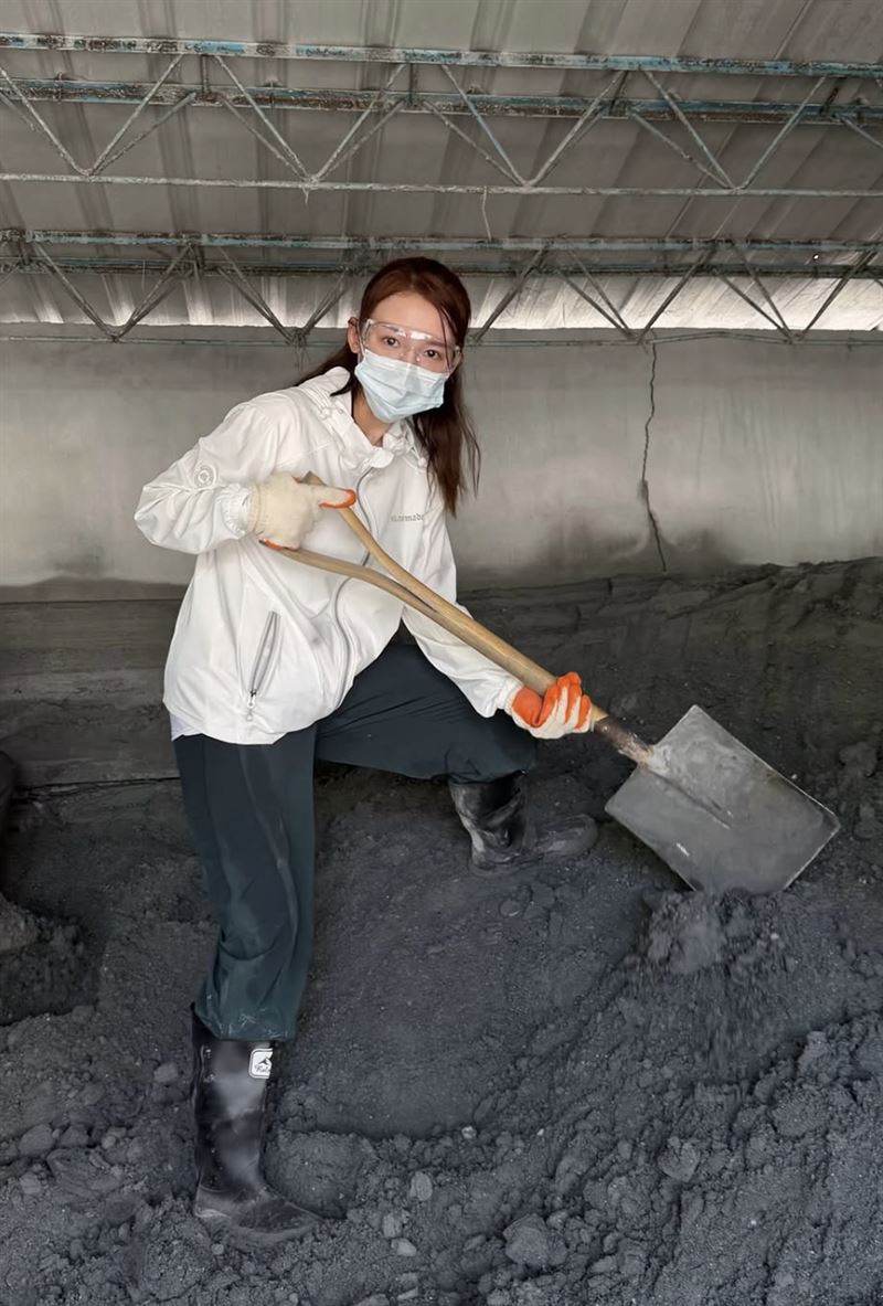 台版三上悠亞入隊鏟子超人　包緊緊隱身人群發肥皂！網狂讚：人美心也美