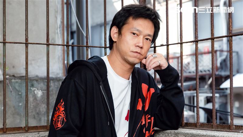 顏正國靈堂被闖「遺照遭偷拍」外流！鋼鐵爸怒：人都走了　網喊公布臉書