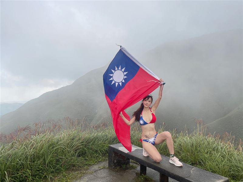 女星穿「國旗比基尼」賀國慶　感動高呼：我心裡的驕傲信念