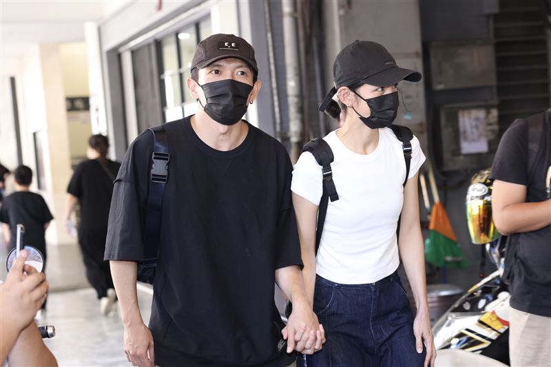 直擊／哀悼媒人顏正國！李千娜黃尚禾連3天現身靈堂　停留5小時未離開