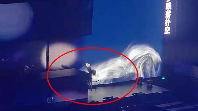 超大咖天后跌落舞台！2米高落下直直倒地　演唱會緊急喊卡官方回應了