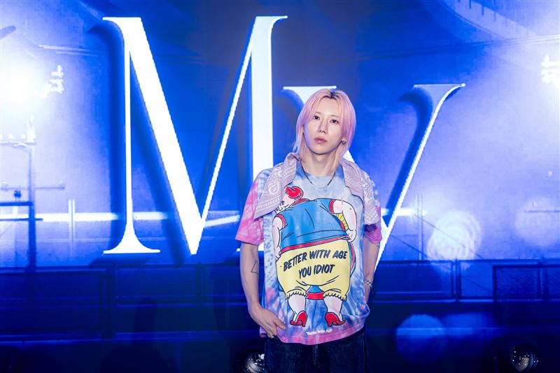 韓星訪台巧遇101煙火秀！他笑曝「跟著人潮往外衝」　嗨喊：真的好幸運