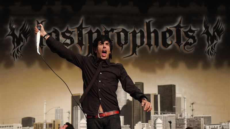 英國搖滾男神性侵兒童判刑29年　獄中慘遭「刀片割喉」 終年48歲