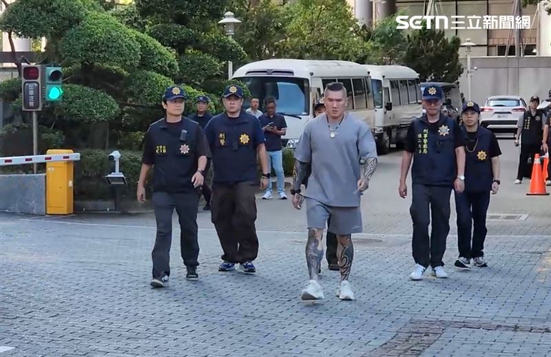 直播嗆斬首「15萬交保」!館長最新發聲:走出來了