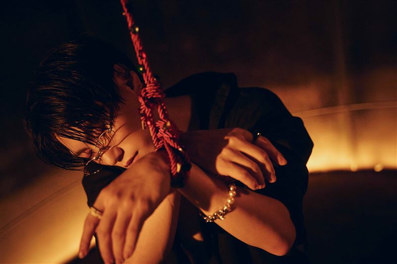 邱宇辰自願被扒光！裸體上銬「狂舔滿身鮮奶油」情慾畫面全流出