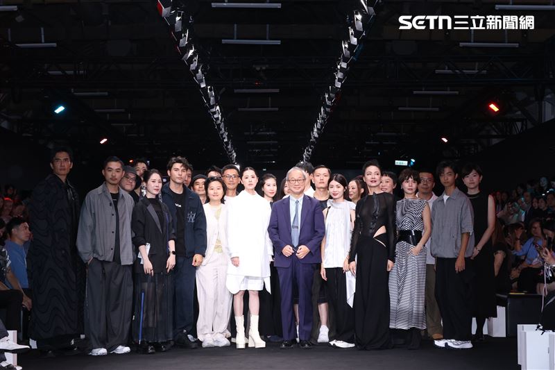 台北時裝週登場！柯淑勤「黑色上空透視裝」超辣　紅毯群星閃耀走秀