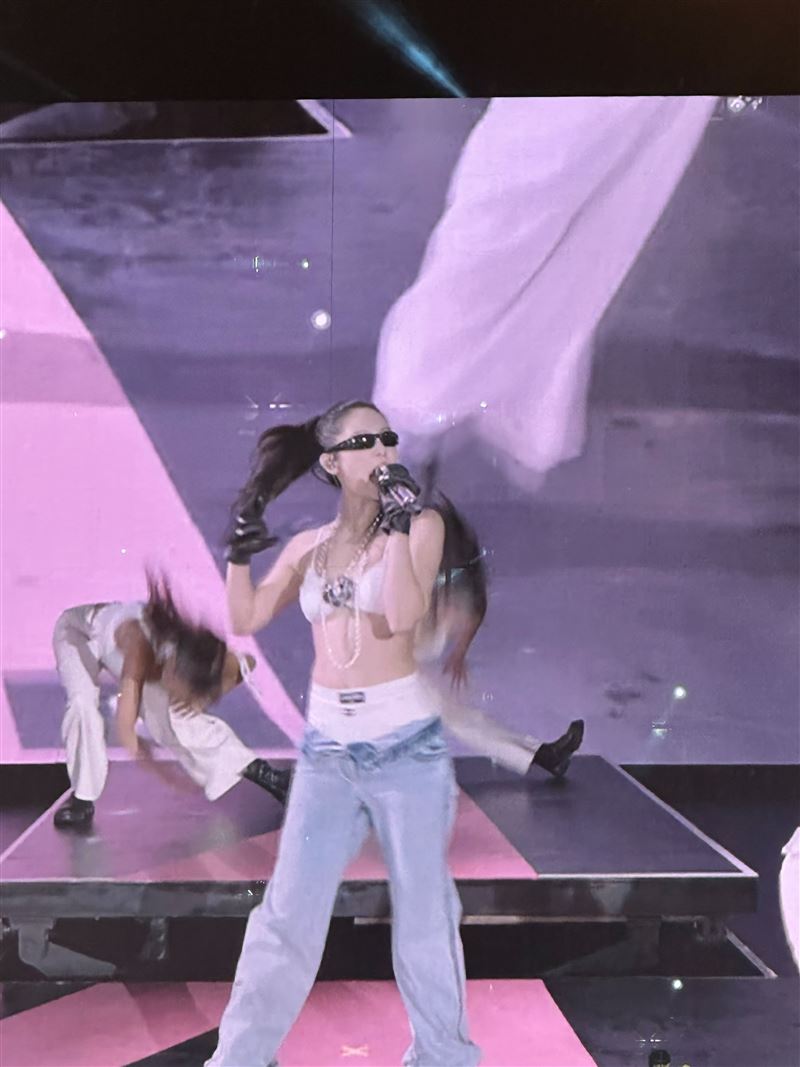 直擊／JENNIE脫到剩Bra！5萬粉絲驚呆　ROS&#201;嗑鹹酥雞5萬粉嗨翻