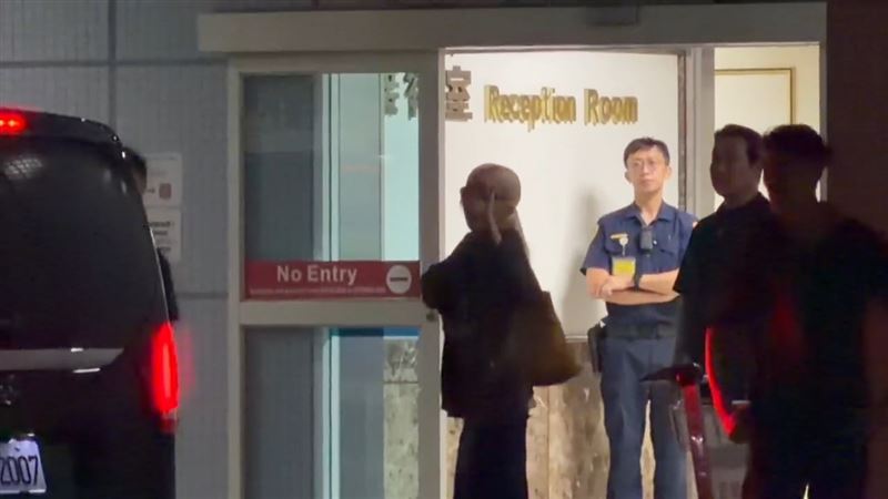 現場直擊!BLACKPINK高雄巡演結束直奔機場 Rosé「一手勢」暖爆歌迷