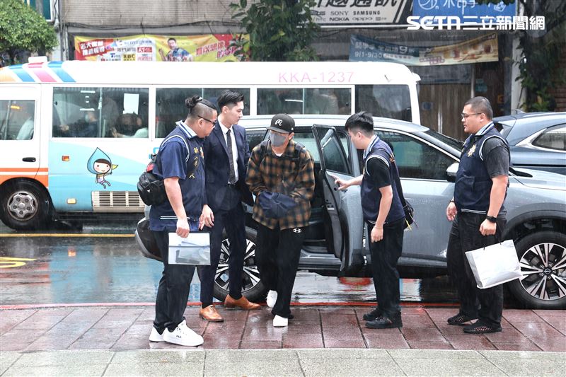 帥檢粘鑫拘提「閃兵坤達」爆紅挨批作秀…前同事心疼幫喊冤