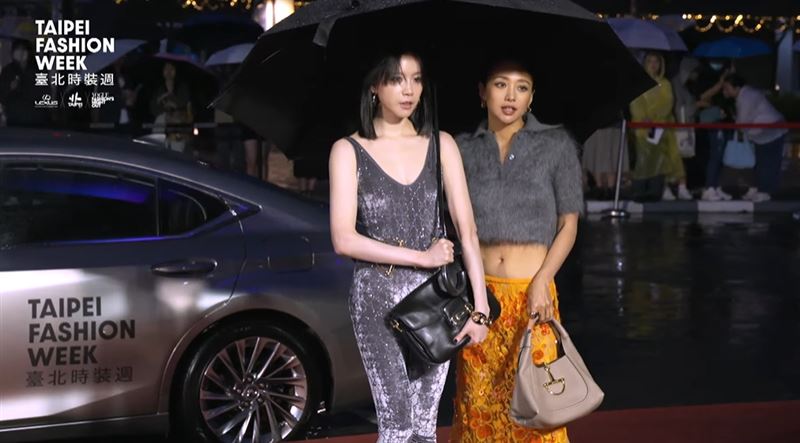 鬼鬼登時裝週紅毯！一轉身裙子全鏤空「剩丁字褲」　自信喊：當時髦辣媽