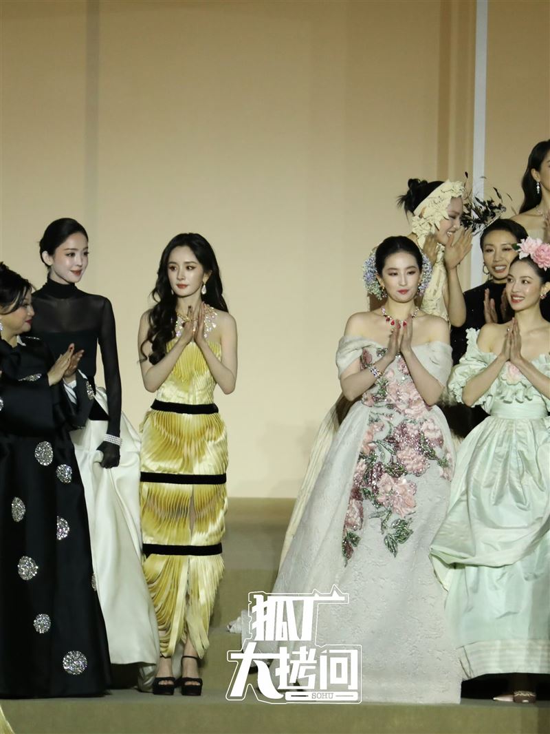 楊冪、劉亦菲疑姊妹情破裂！「同框零互動」超尷尬　傳因1事後形同陌路