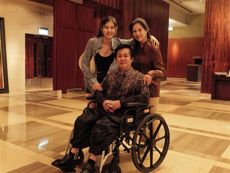 鄭智化坐輪椅「連滾帶爬」上機！怒轟冷眼看沒人性　深圳機場道歉了