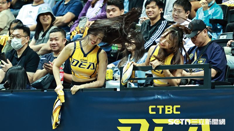 獨家／金渡兒特攻初登場丟女神包袱　「甩髮」干擾罰球不怕變瘋婆子