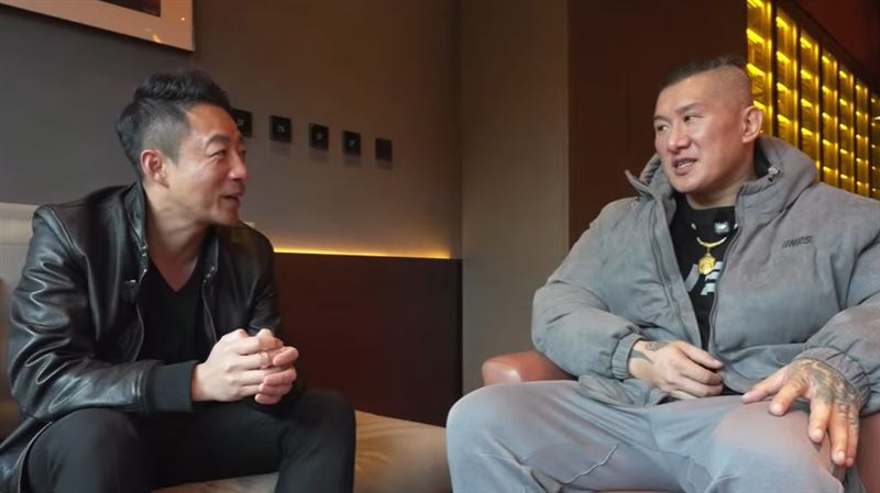 46歲館長胃疾所苦　赴中國直播曝病情！汪小菲Mandy同框陪吃