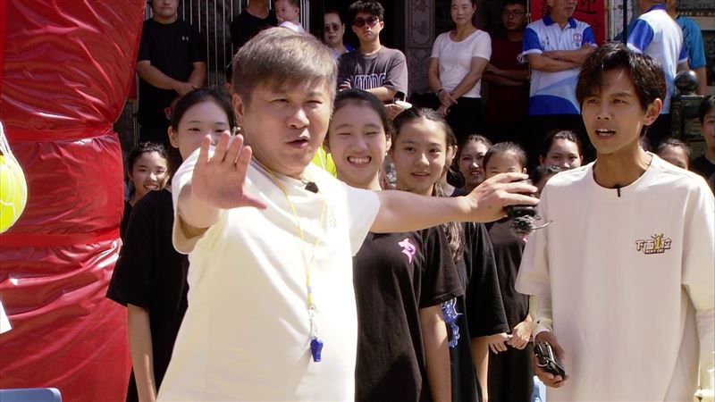 開啟導演魂！胡瓜突遭郭忠祐壓頭強吻　雙方居然手牽手