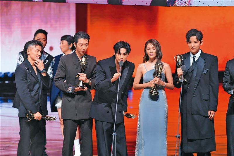 閃兵海嘯恐團滅/才爽拿金鐘獎「棒棒堂」接連翻車!新北耶誕城又掰了