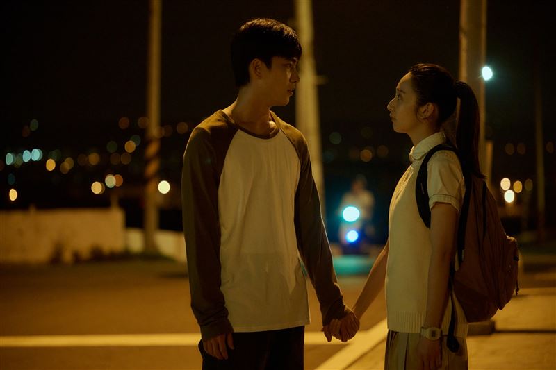 南下台中取景！李沐、曾敬驊「散步偷牽手」超甜畫面曝光