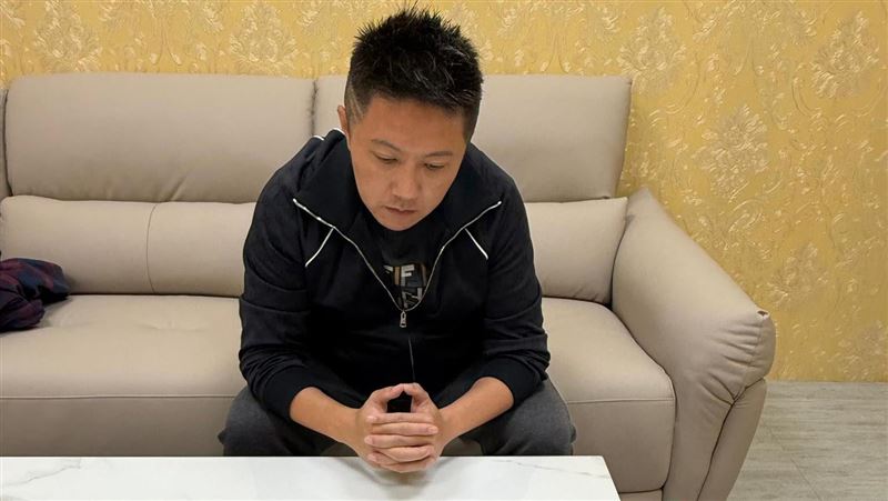 遭賓賓哥點名痛批打壓！直播主激動下跪怒反擊：拜託你一定要告我