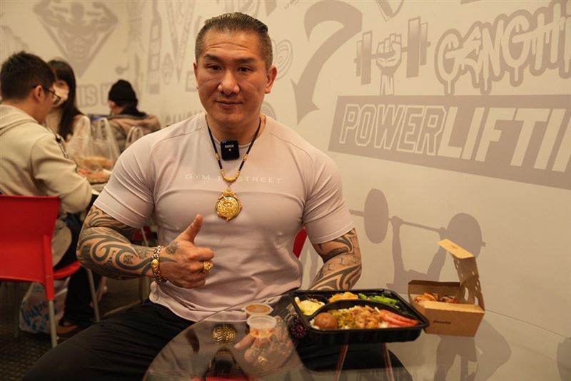 館長才喊收攤又繼續營業！四叉貓揪「便當店發文1細節」：都反串仔？