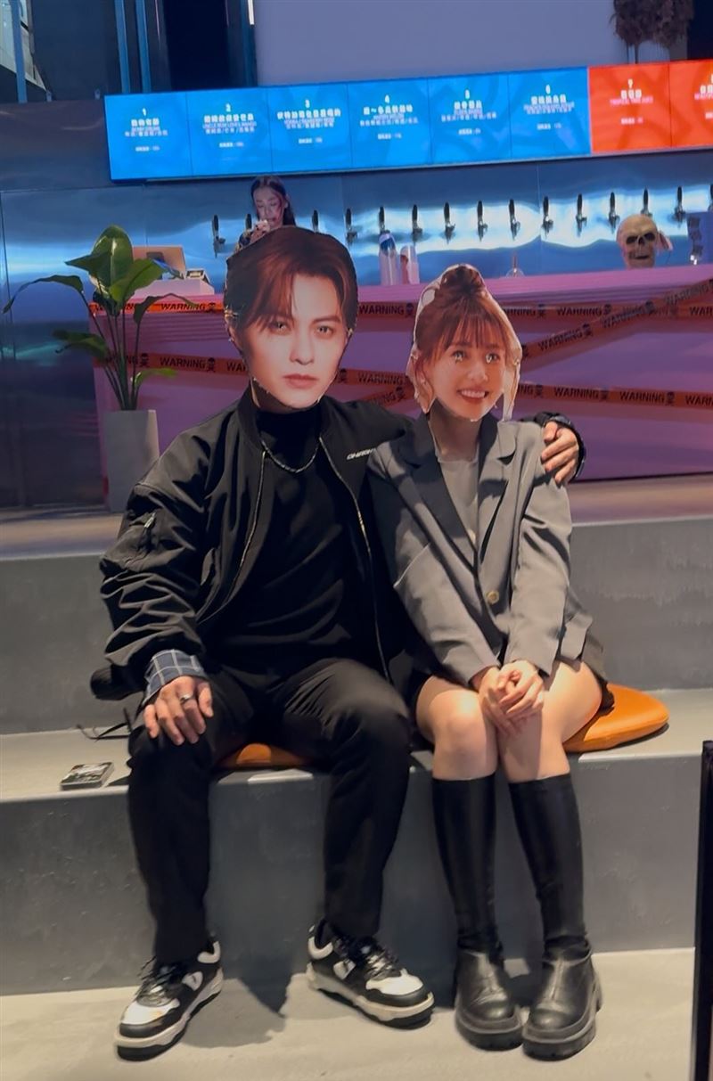 「王子」信義區甜摟「粿粿」畫面曝！　上萬網推爆讚：今年萬聖節MVP