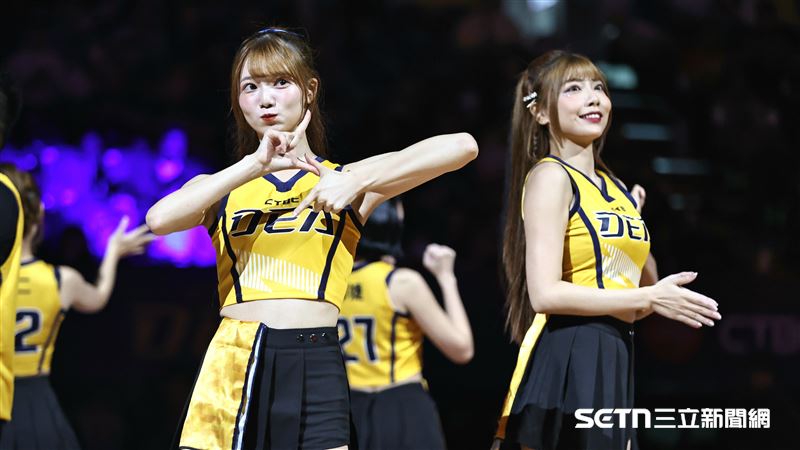 獨家／桃子籃球應援初登場不矜持！超多怪表情　她中文說自己「壞掉了」