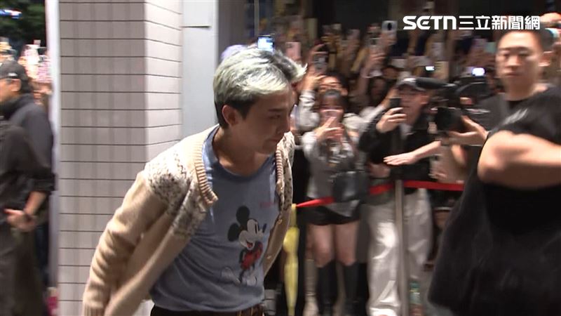 直擊／GD深夜現身金豬食堂！穿米奇上衣超萌　摯友李洙赫「全程愛相隨」