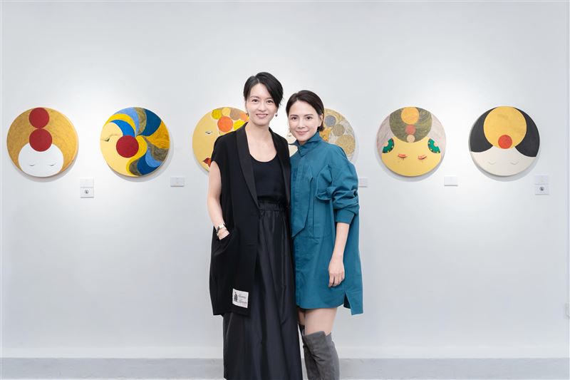 李心潔化身畫家辦畫展！大咖歌后「霸氣出手買4幅」相中它心有靈犀