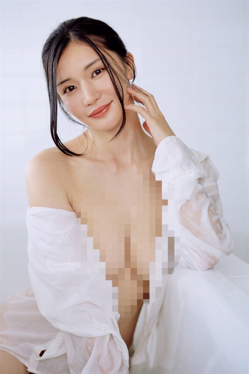 「AV救世主」引退3年拍寫真 解扣白襯衫「裡面都沒穿」G級美胸藏不住