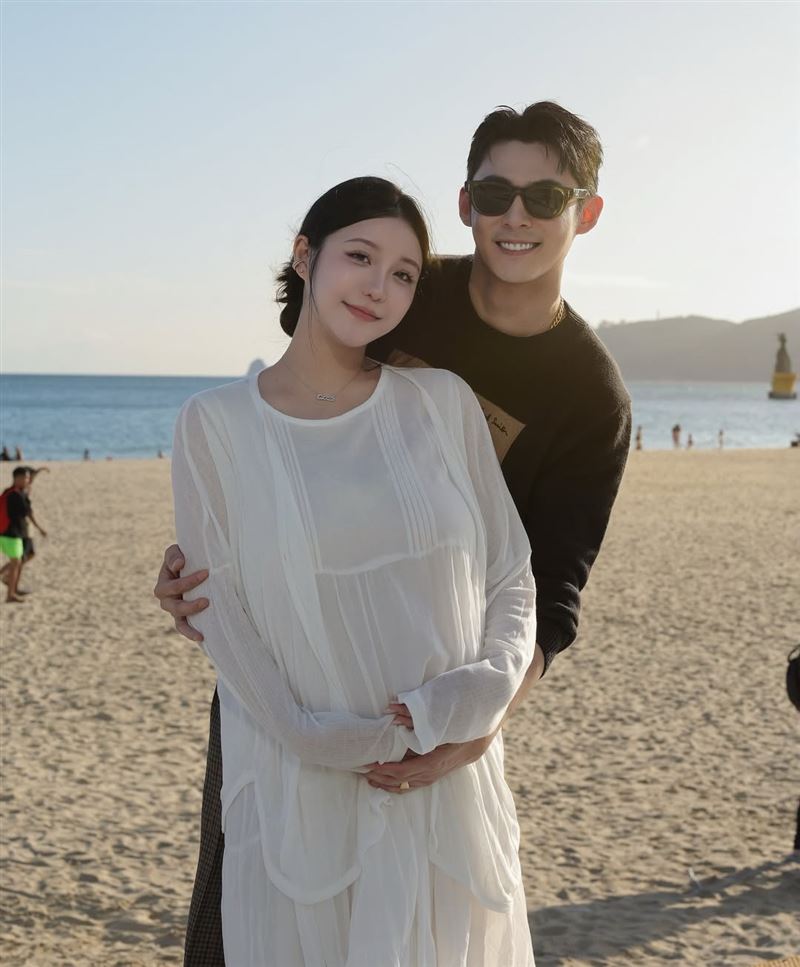 快訊/五分埔千金平安生了!39歲陳奕「緊牽愛妻」報喜:母女均安