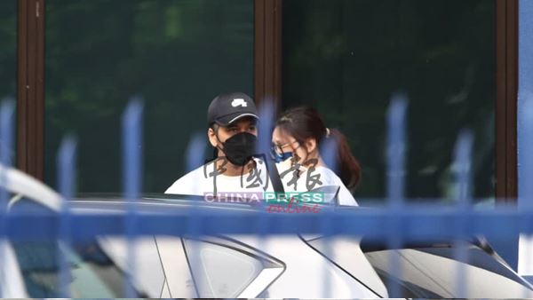 黃明志扣押9天保釋「15時47分露面」…「正牌女友」提前到場陪伴畫面曝