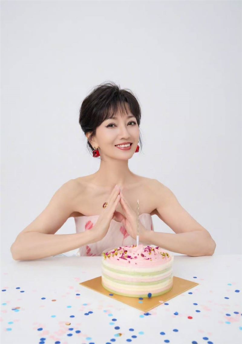 永遠的白娘子！趙雅芝71歲了　辣穿露肩禮服露面「凍齡美貌」網看呆