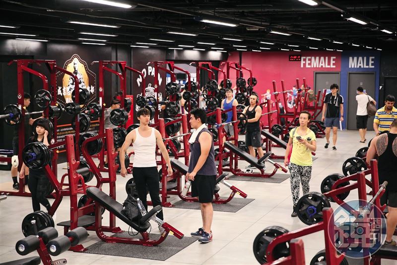 股東鬥館長內幕3／拿股東錢做公益搏名聲　館長善心富豪假人設崩塌