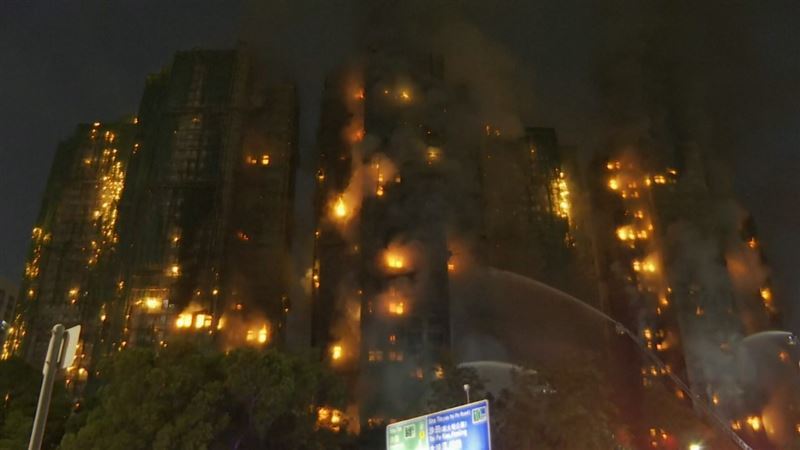 宏福苑大火真相反轉？黃秋生怒轟「竹棚替罪」　港府被疑刻意掩蓋真相！