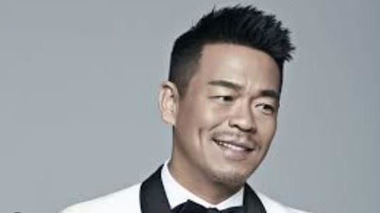 明星脫序再添一筆！孫浩路邊撒尿畫面曝光　深夜慌張模樣被拍得一清二楚