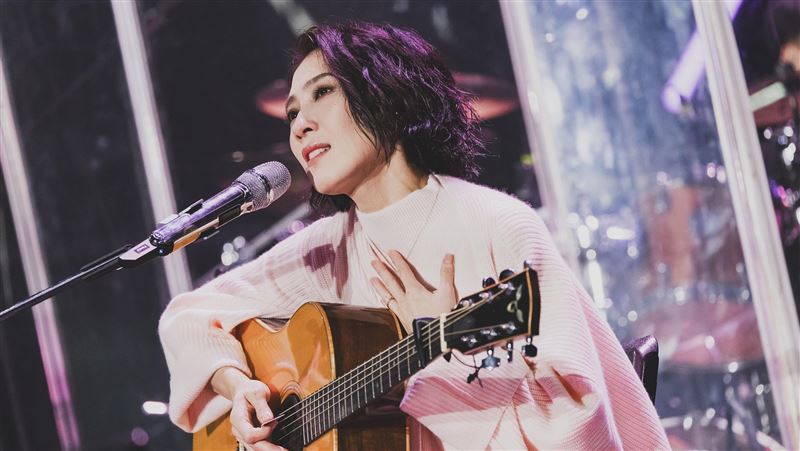 戴佩妮演唱出意外！舞台上擋音板直接倒下　驚喊活到快50歲第一次遇到