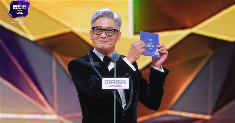 MAMA／周潤發來了！壓軸現身數度哽咽　燈光全暗「三語言帶全場默哀」