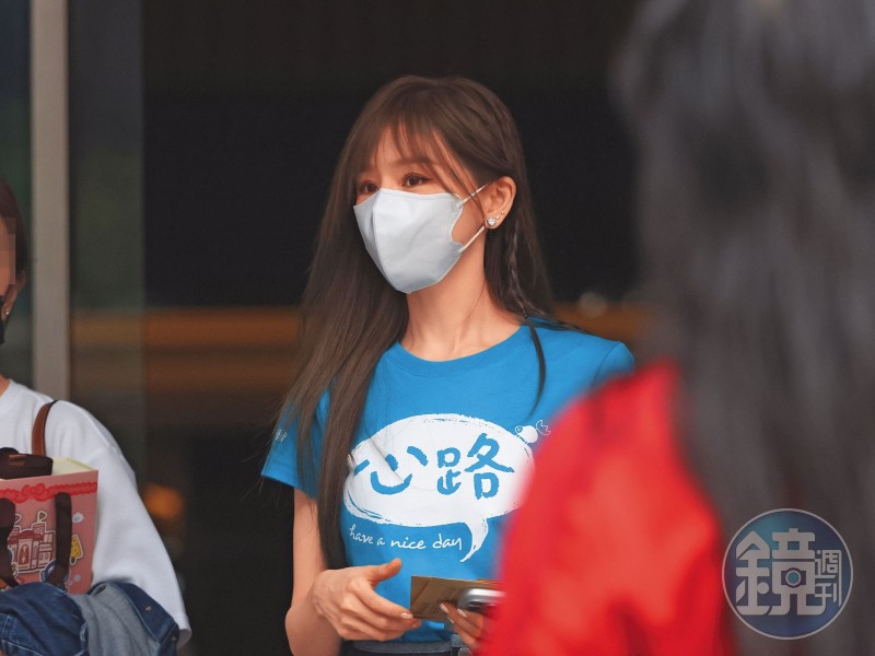 發吳克群好人卡！王心凌揪友聚餐填感情空白　直擊收工獨自返家