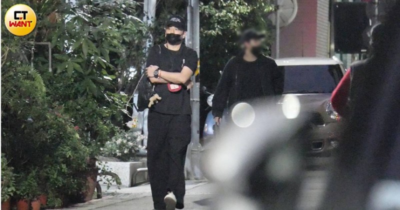 直擊王大陸一放假找柯震東嗑高級日料！現況曝光　福態會友「菸抽到飽」