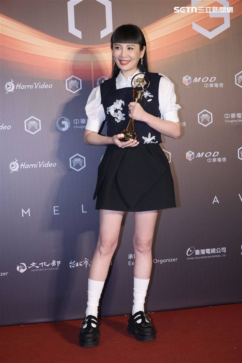 甩小三風波熱戀小21歲網紅！大咖天后「比基尼照」流出　網全暴動了