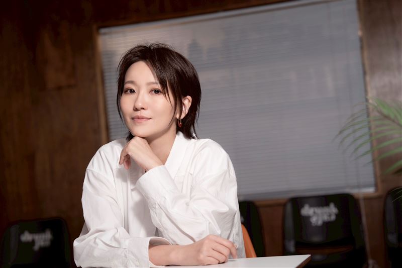 獨家／新加坡玉女來台撞鬼！蔡淳佳「洗澡狂被敲窗」真實反應曝光