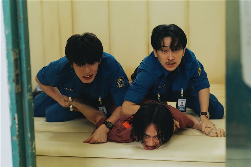 金馬男星演犯人「情緒崩潰大失控」暴走瘋狂捶牆！遭壓制畫面曝