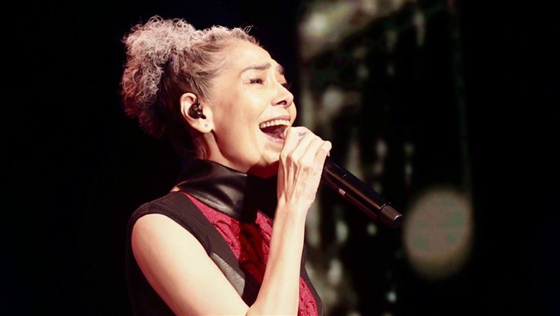 賴佩霞用AI復活母親！再次相見當場淚崩　演藝生涯首場音樂會大咖雲集