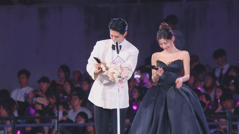 AAA典禮/朴寶劍拋下IU!「合體前女友」領傳奇CP獎 牽手上台全場暴動