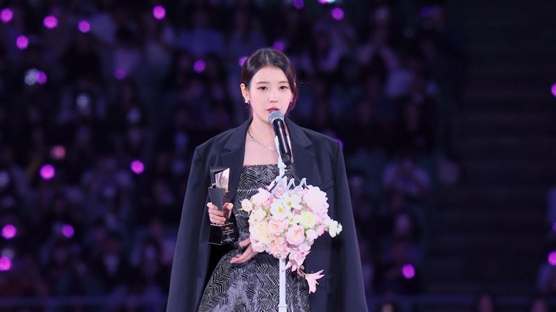 AAA典禮/IU奪最大獎!高雄為她「煙火狂放1分鐘」 台上驚呼:怎又是我