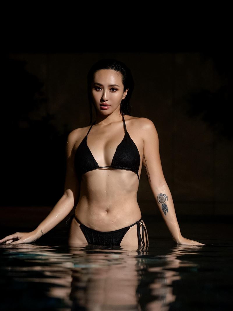 薔薔在冬天還是脫了！穿丁字褲「解放美尻」　洩震撼火辣身材網暴動