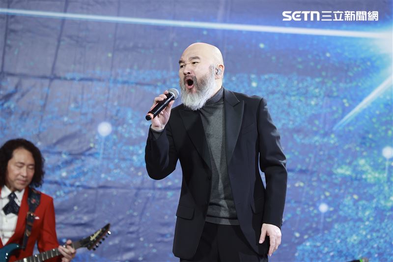 辛龍重返歌壇唱尾牙鬍子全白！全場暖聲喊加油  2500人擠向前變小粉絲